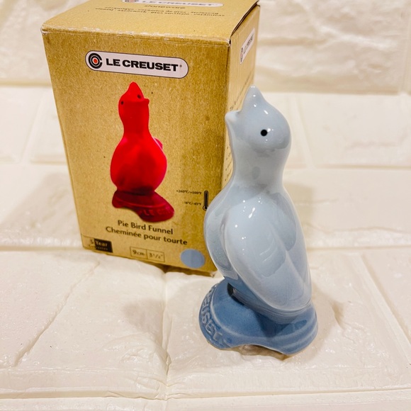 Le Creuset Kitchen Le Creuset Pie Bird Funnel Poshmark